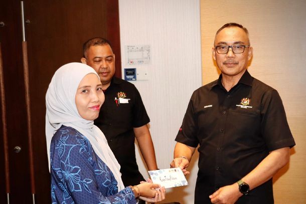 PENYERAHAN BANTUAN KOMPUTER RIBA DAN SUMBANGAN ZAKAT KEPADA KOMUNITI VETERAN ATM DI SABAH