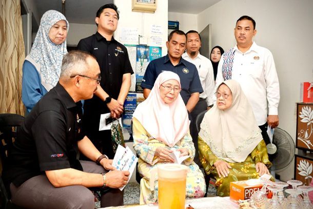 DR. WAN AZIZAH SANTUNI VETERAN ATM MELALUI PROGRAM ZIARAH KASIH KEMPEN TABUNG PAHLAWAN