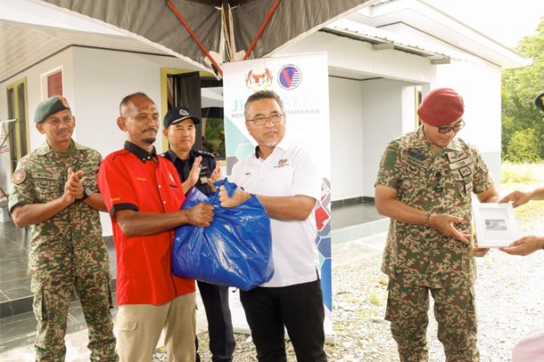 LAWATAN CAKNA DAN PENYAMPAIAN BANTUAN KEPADA VETERAN ATM DI PULAU SEBATIK, TAWAU